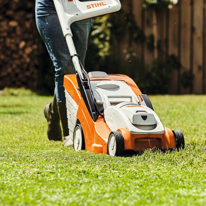 STIHL Akku-Rasenmaeher RMA 239 C Einzelgeraet in Aktion