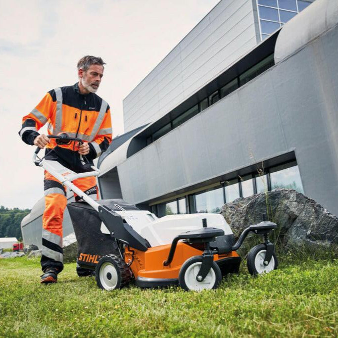 STIHL Akku-Rasenmäher RMA 765 V inkl. Akku AR 3000 L und AL 501 in Aktion