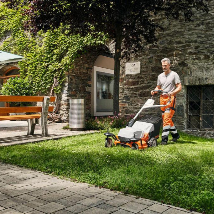 STIHL Akku-Rasenmäher RMA 765 V inkl. Akku AR 3000 L und AL 501 in Aktion