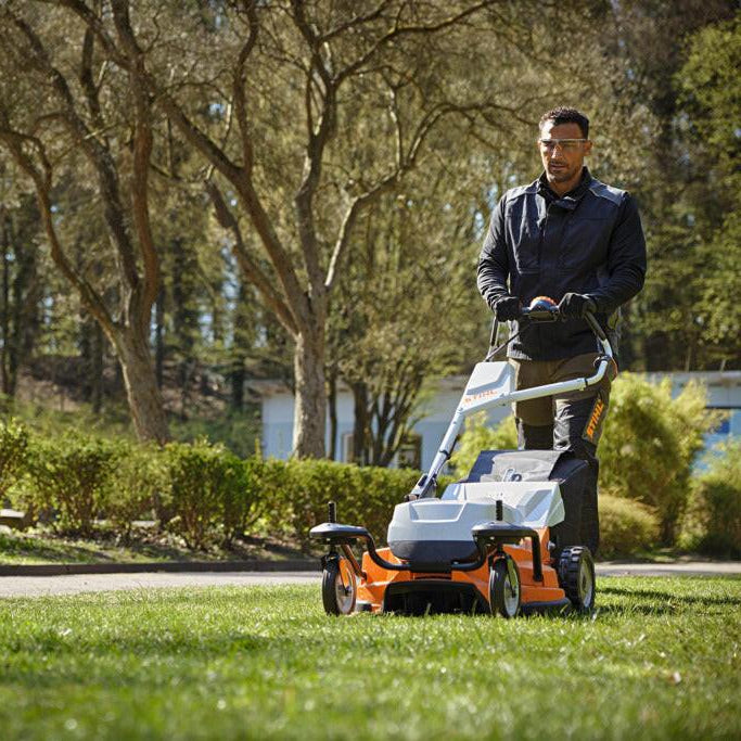 STIHL Akku-Rasenmäher RMA 765 V inkl. Akku AR 3000 L und AL 501 in Aktion