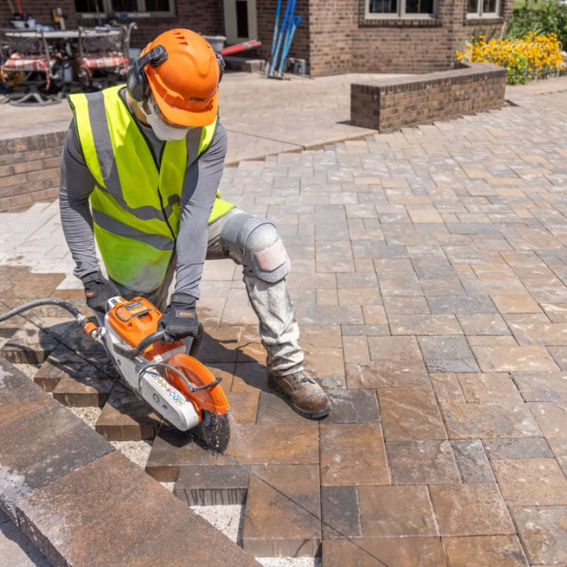 STIHL Akku-Trennschleifer TSA 300.0 mit Akku und Diamant-Trennscheibe in Aktion