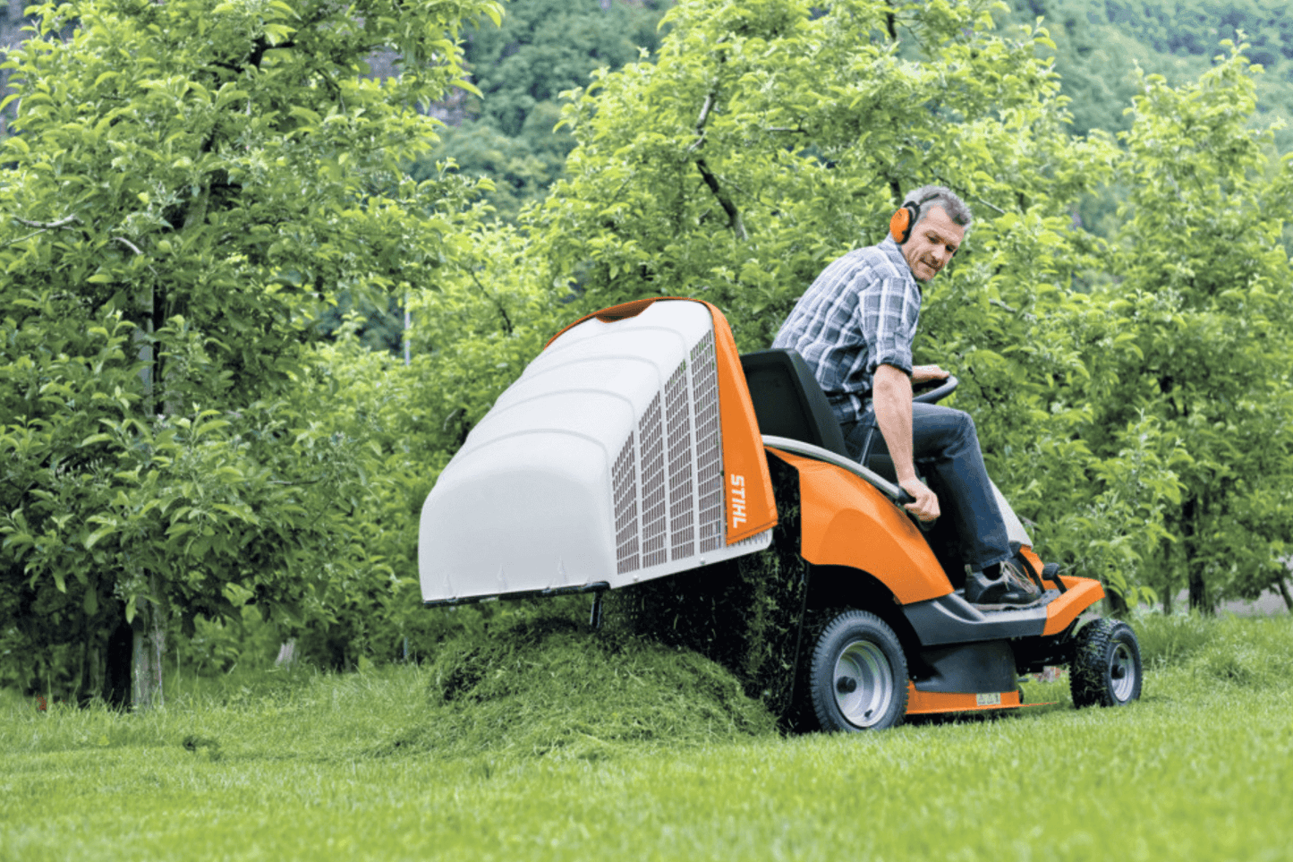 STIHL Benzin-Aufsitzmäher RT 4082 in Aktion