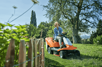 STIHL Benzin-Aufsitzmäher RT 4082 in Aktion