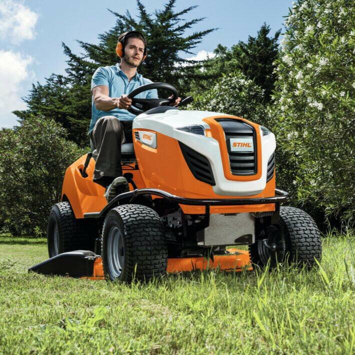 STIHL Benzin-Aufsitzmäher RT 4112 SZ in Aktion