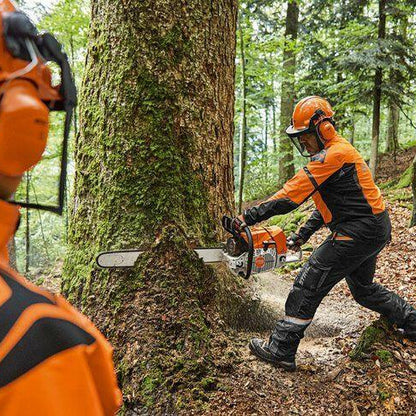 STIHL Benzin-Kettensäge MS 881 in Aktion beim Bäumefällen im Wald