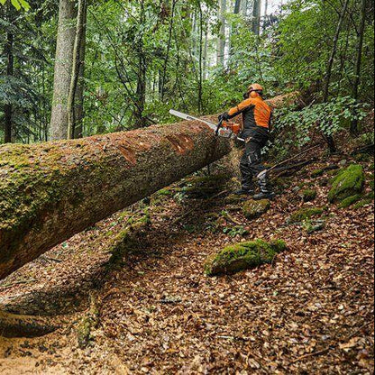 STIHL Benzin-Kettensäge MS 881 in Aktion beim Sägen von Baumstämmen im Wald