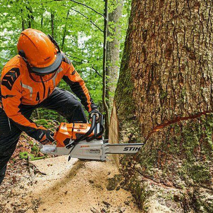 STIHL Benzin-Kettensäge MS 881 im Profi-Einsatz beim Baumfällen im Wald