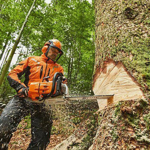 STIHL Benzin-Kettensäge MS 881 - in Aktion beim Baumfällen im Wald