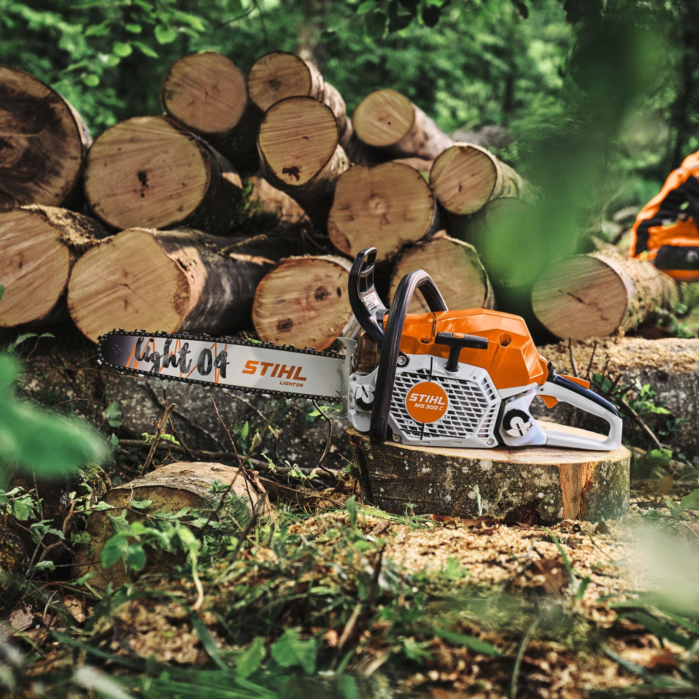 STIHL Benzin-Motorsäge MS 300 C‑M RS Pro - 35 cm in Aktion 