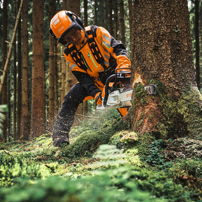 STIHL Benzin-Motorsäge MS 300 C‑M RS Pro - 40 cm in Aktion