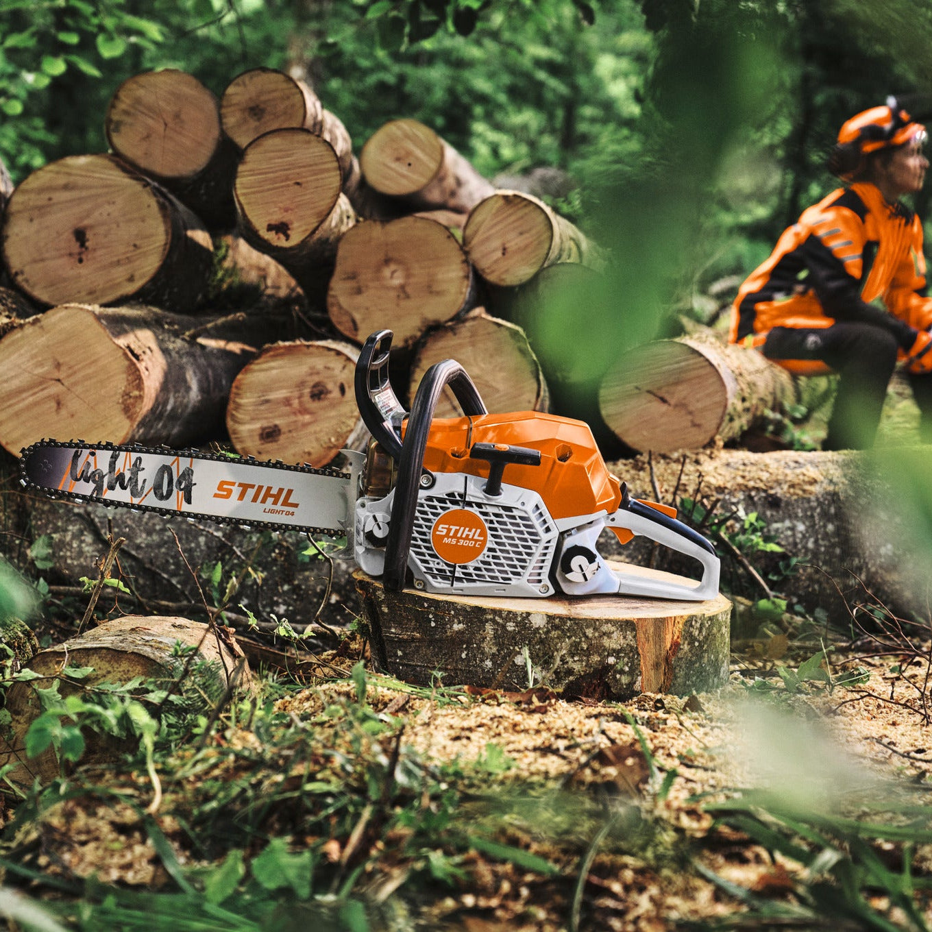 STIHL Benzin-Motorsäge MS 300 C‑M RS Pro - 40 cm in Aktion 