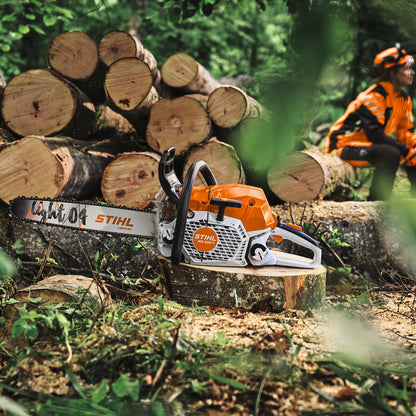 STIHL Benzin-Motorsäge MS 300 C‑M RS Pro - 40 cm in Aktion 