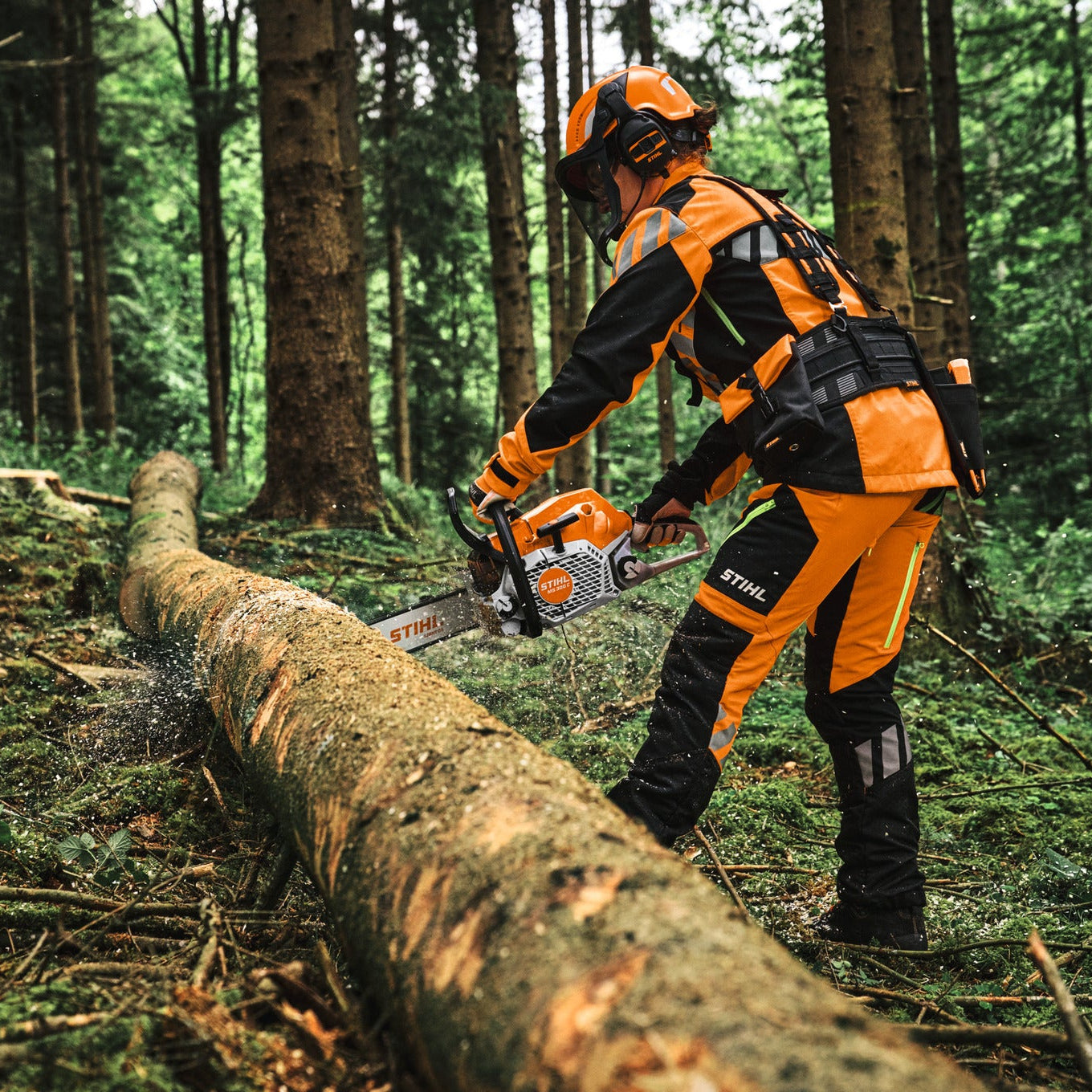 STIHL Benzin-Motorsäge MS 300 C‑M RS Pro - 40 cm in Aktion