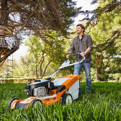 STIHL Benzin-Rasenmäher RM 655 YS in Aktion