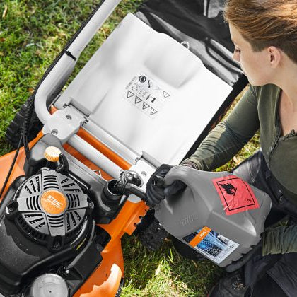 STIHL Benzin-Rasenmäher RM 756 YC in Aktion