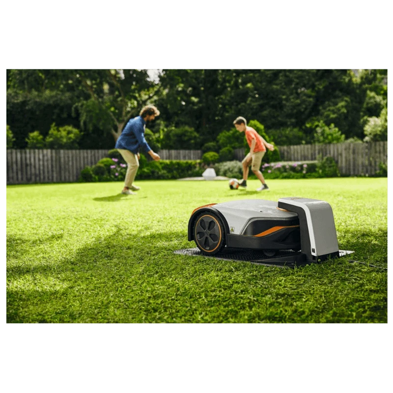 STIHL Dockingstation für iMOW 5, 6 und 7 in Aktion