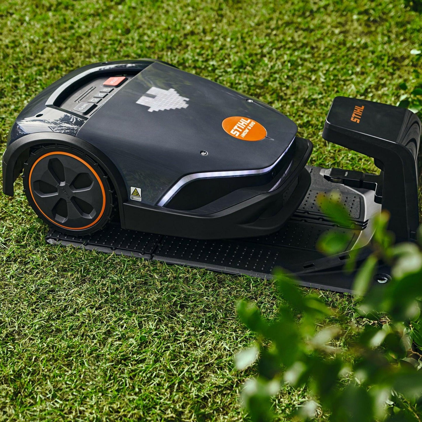 STIHL Mähroboter iMOW 6.0 EVO in Dockingstation