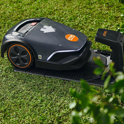 STIHL Mähroboter iMOW 6.0 EVO in Dockingstation