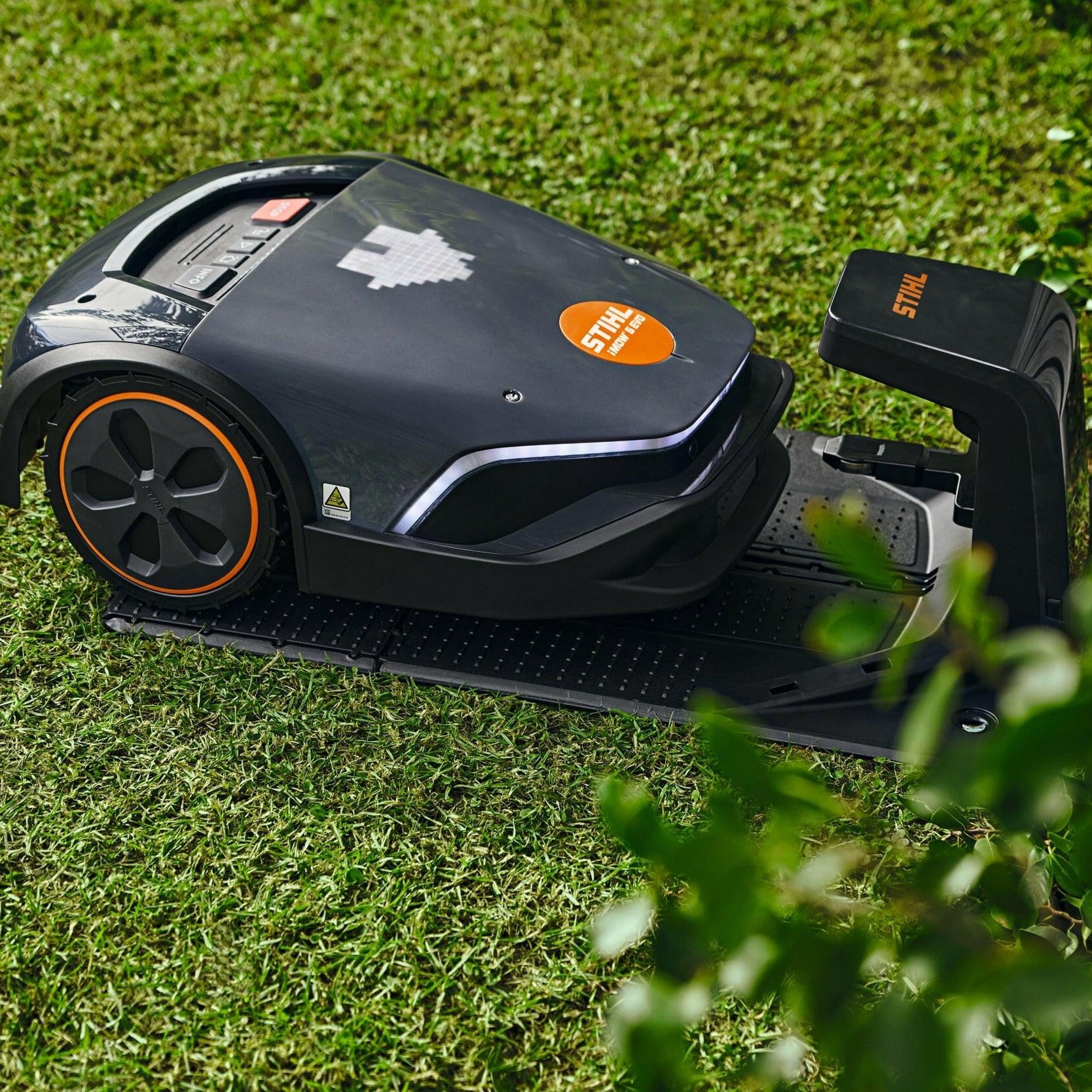 STIHL Mähroboter iMOW 7.0 EVO in Dockingstation