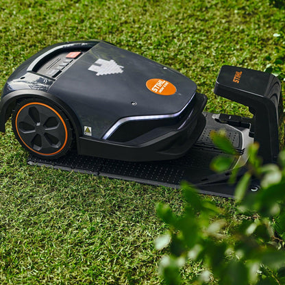 STIHL Mähroboter iMOW 7.0 EVO in Dockingstation