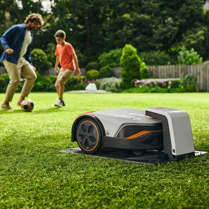 STIHL Mähroboter iMOW 7.0 in Ladestation