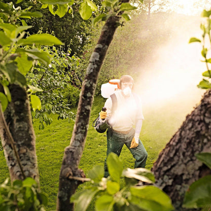 STIHL Rückentragbares Benzin-Sprühgerät SR 450 beim Spritzen von Bäumen