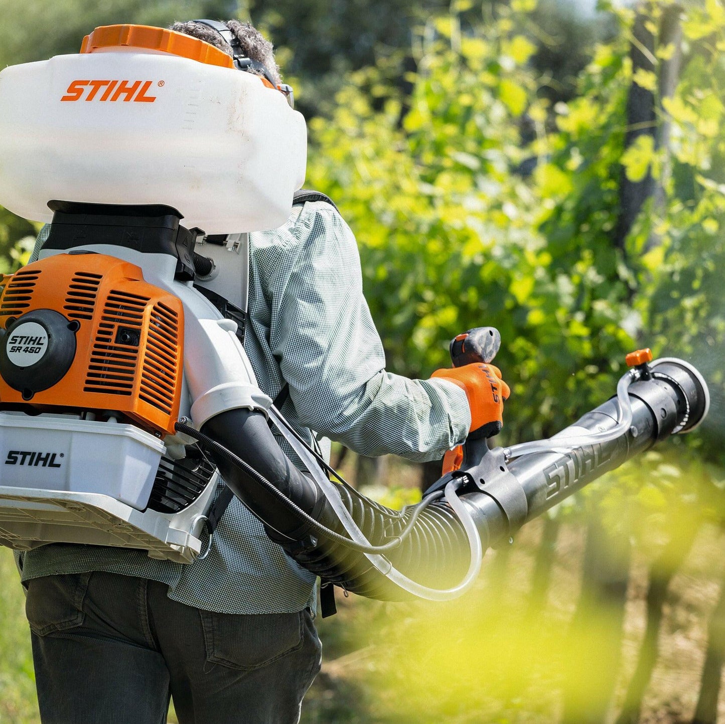 STIHL Rückentragbares Benzin-Sprühgerät SR 450 in Aktion beim Spritzen im Weinberg