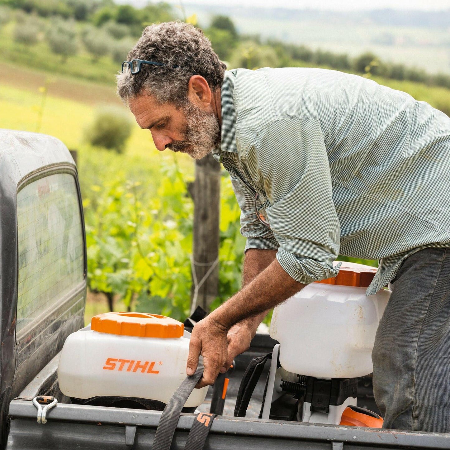 STIHL Rückentragbares Benzin-Sprühgerät SR 450 bei der Befüllung 