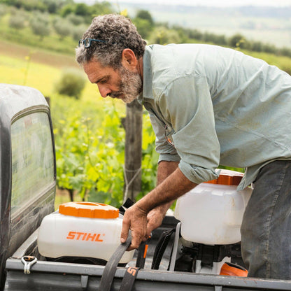 STIHL Rückentragbares Benzin-Sprühgerät SR 450 bei der Befüllung 