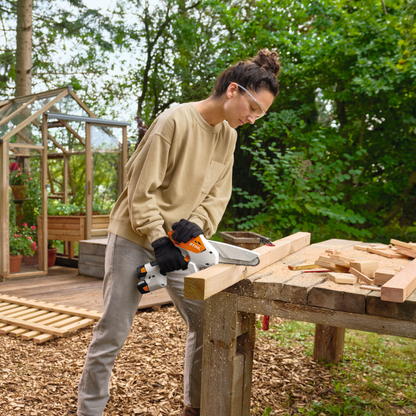 Stihl Akku-Gehölzschneider GTA 30.0 in Aktion