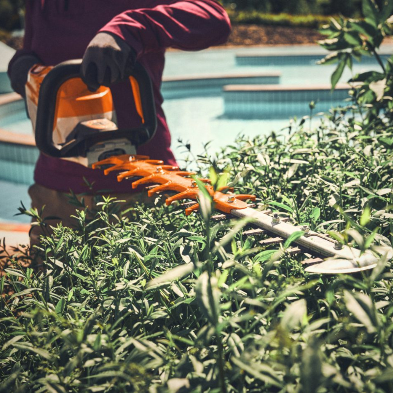 Stihl Akku-Heckenschere HSA 140.0 T Einzelgerät - 75 cm in Aktion