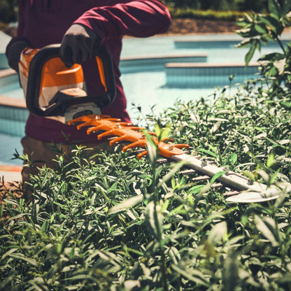 Stihl Akku-Heckenschere HSA 140.0 T Einzelgerät - 75 cm in Aktion