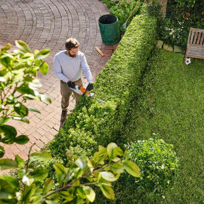 Stihl Akku-Heckenschere HSA 30.0 inkl. Akku und Ladegerät in Aktion