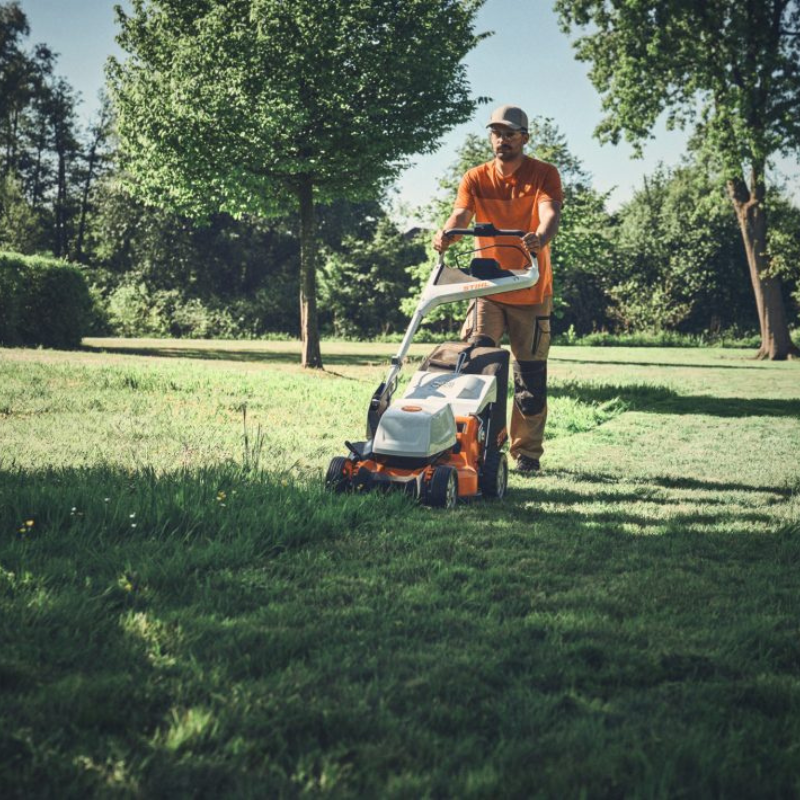 Stihl Akku-Rasenmäher RMA 750.0 V Einzelgerät in Aktion