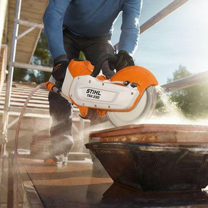 STIHL Akku-Trennschleifer TSA 230 Einzelgerät mit 1 x Diamant-Trennscheibe in Aktion