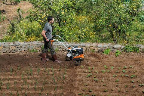Stihl Benzin-Gartenfräse MH 685 in Aktion