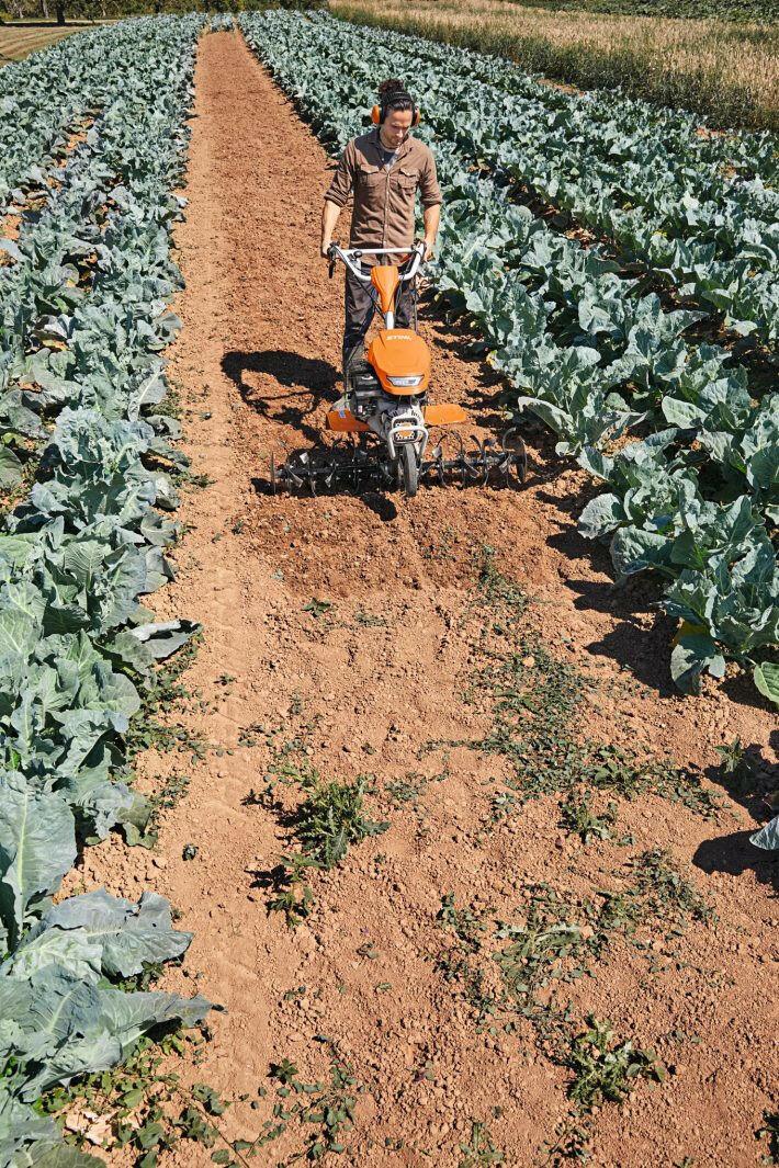 Stihl Benzin-Gartenfräse MH 700 in Aktion