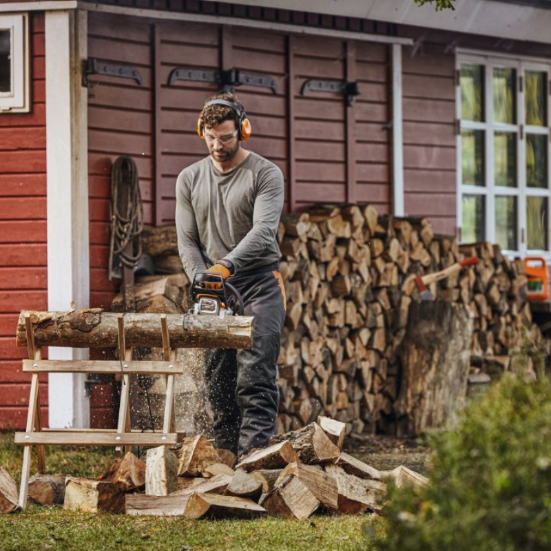 Stihl Benzin-Kettensäge MS 162 C-BE - 35 cm in Aktion