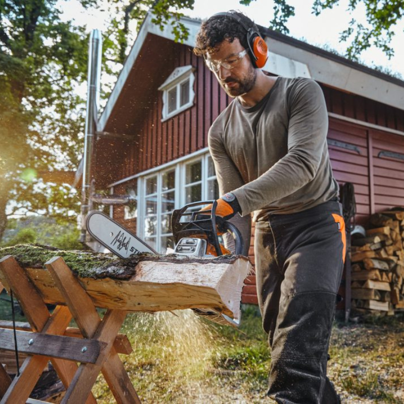 Stihl Benzin-Kettensäge MS 162 C-BE - 35 cm in Aktion