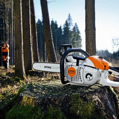 Stihl Benzin-Kettensäge MS 201 C-M - 30 cm Leichtschiene in Aktion
