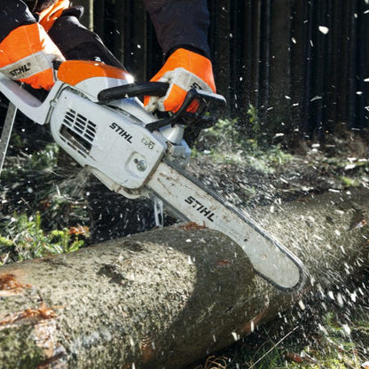 Stihl Benzin-Kettensäge MS 201 C-M - 30 cm Leichtschiene in Aktion