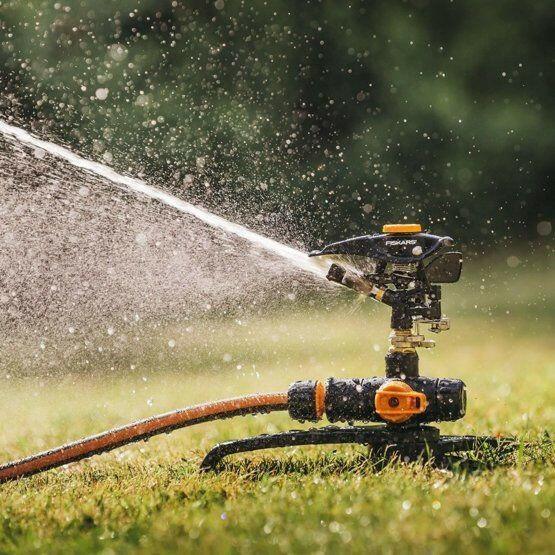 Fiskars Sector Sprinkler auf Stativ Fuß ein/aus - Jetzt Fiskars bei kaisers.jetzt