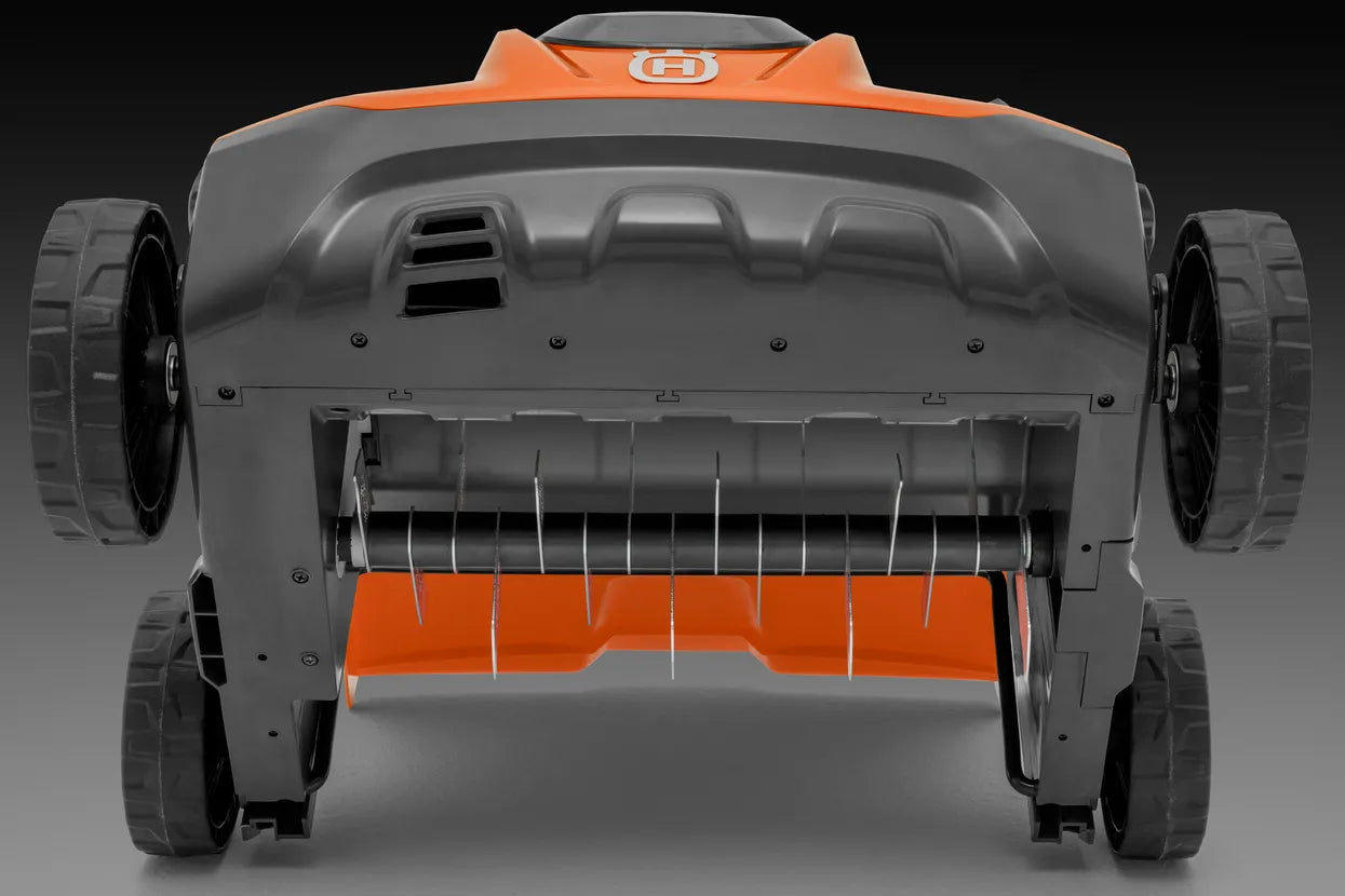 Husqvarna S 138i Vertikutierer – mit Akku und Ladegerät