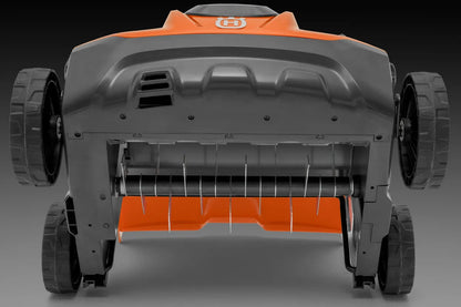 Husqvarna S 138i Vertikutierer – mit Akku und Ladegerät