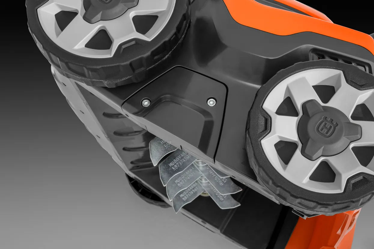 Husqvarna S 138i Vertikutierer – mit Akku und Ladegerät