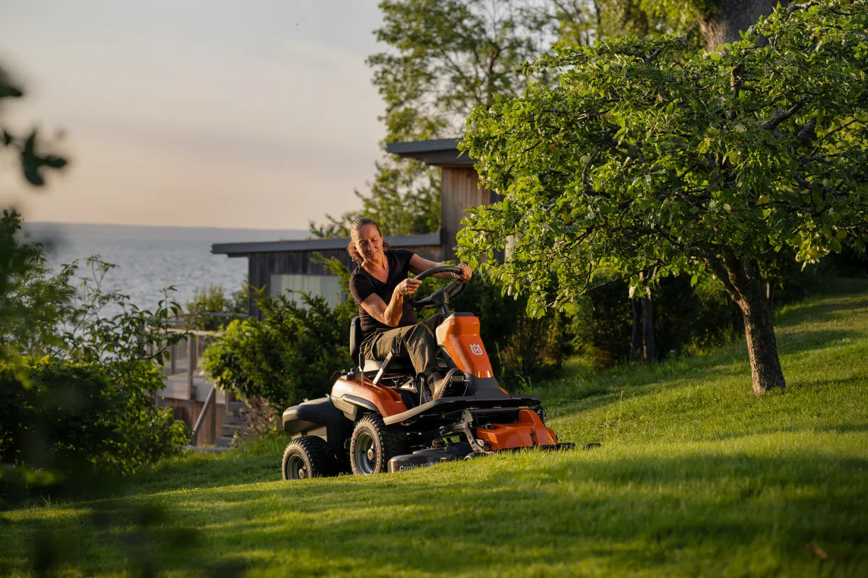 Husqvarna R 200iX AWD Akku-Rider Aufsitzmäher - Mähbreite 94–103 cm