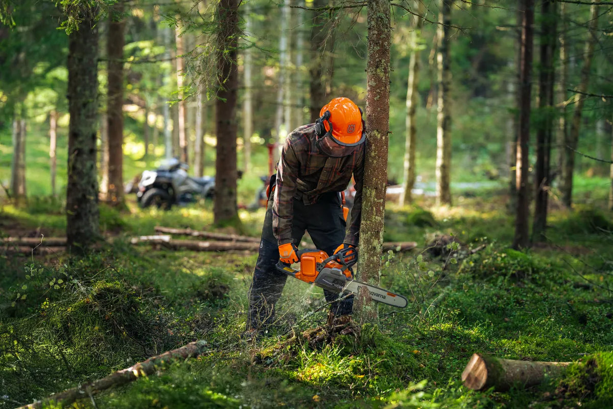 Husqvarna Akku-Kettensäge 440i - 38 cm, mit Akku & Ladegerät in Aktion
