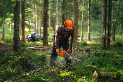 Husqvarna Akku-Kettensäge 440i - 38 cm, mit Akku & Ladegerät in Aktion