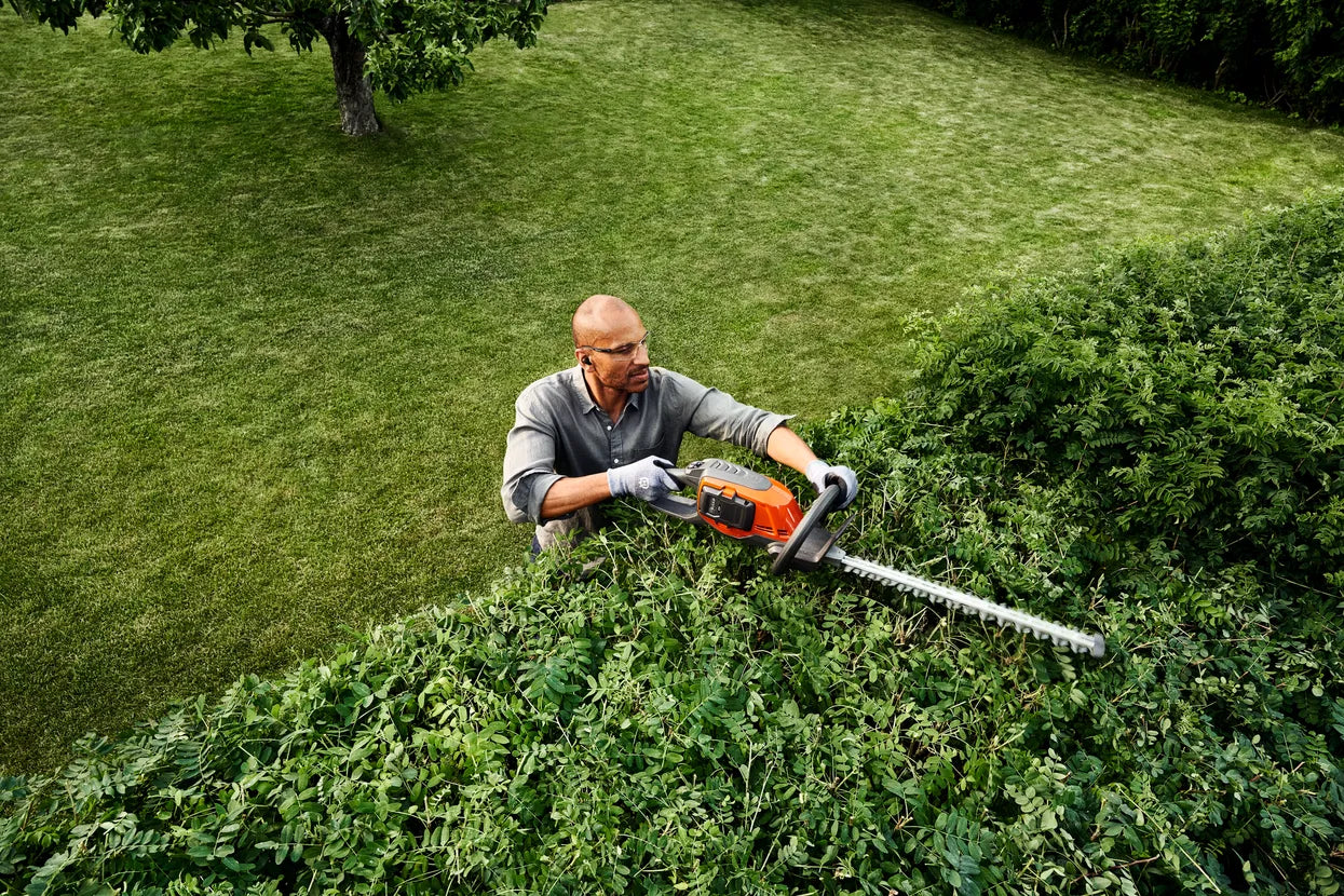 Husqvarna 215iHD45 Heckenschere - 45 cm Messer (mit Akku und Ladegerät)