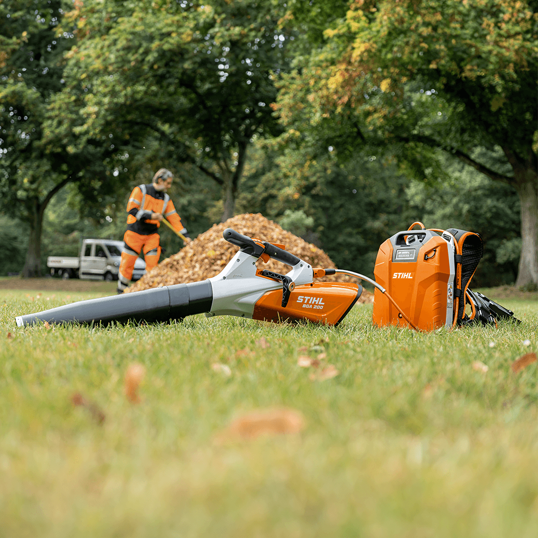 Stihl Akku-Laubbläser BGA 200 Set inkl. AR 3000L, Ladegerät und Tragesystem - Jetzt Stihl bei kaisers.jetzt